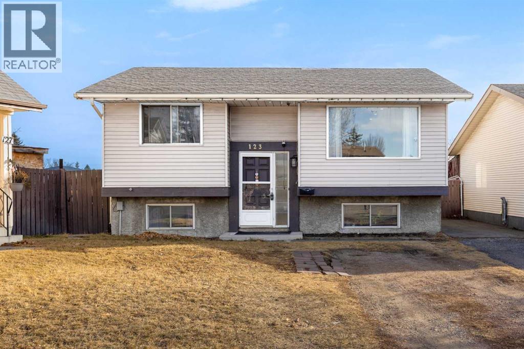 House for Sale in 123 Radley Place SE|Calgary, Alberta t2a5x5