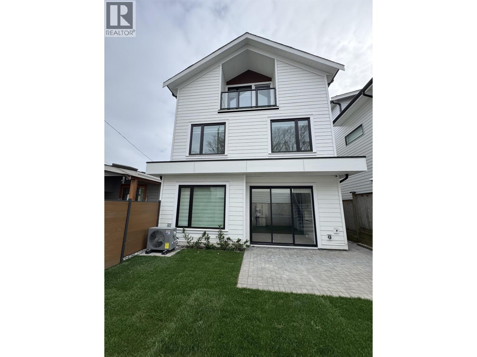 2 3547 E GEORGIA STREET|Vancouver, British Columbia V5K2L9