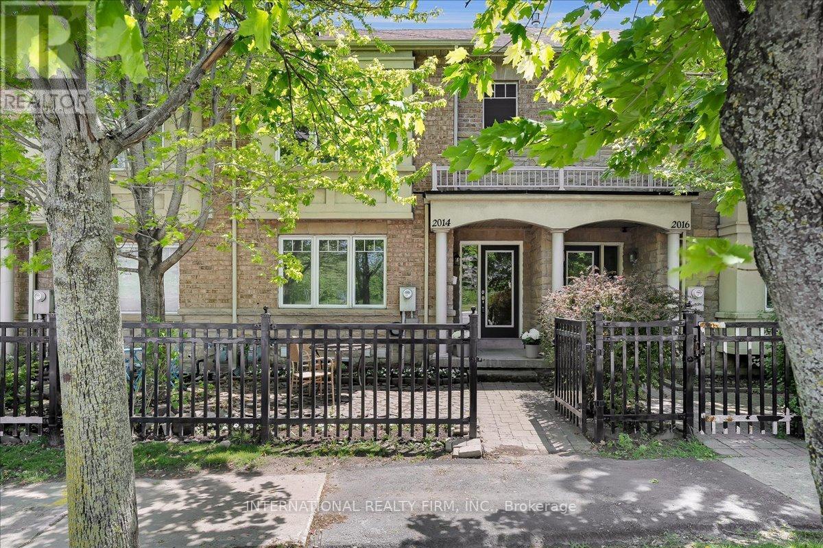 Row / Townhouse for Sale in 2014 LAKESHORE ROAD W|Mississauga (Clarkson), Ontario L5J1J8 2