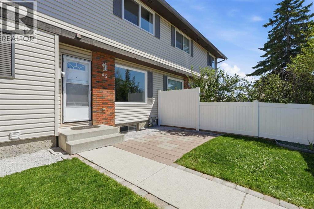 Row / Townhouse for Sale in 35, 740 Bracewood Drive SW|Calgary, Alberta T2W3N3 5