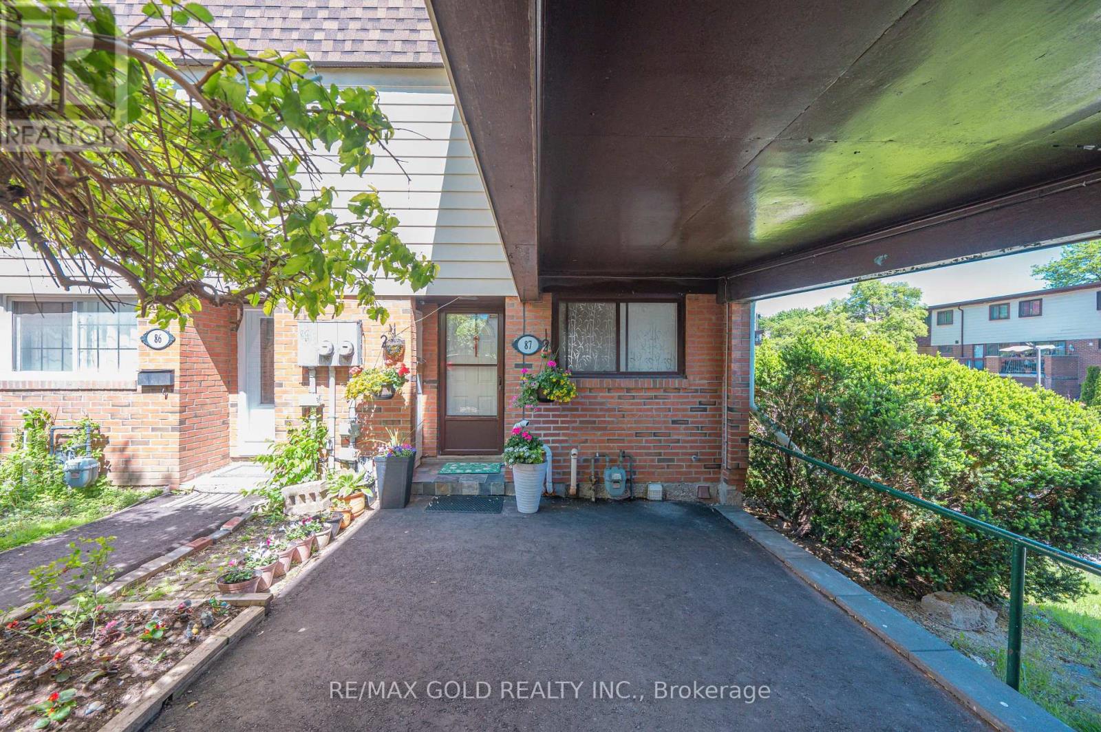 Row / Townhouse for Sale in 87 - 180 MISSISSAUGA VALLEY BOULEVARD|Mississauga (Mississauga Valleys), Ontario L5A3M2 2