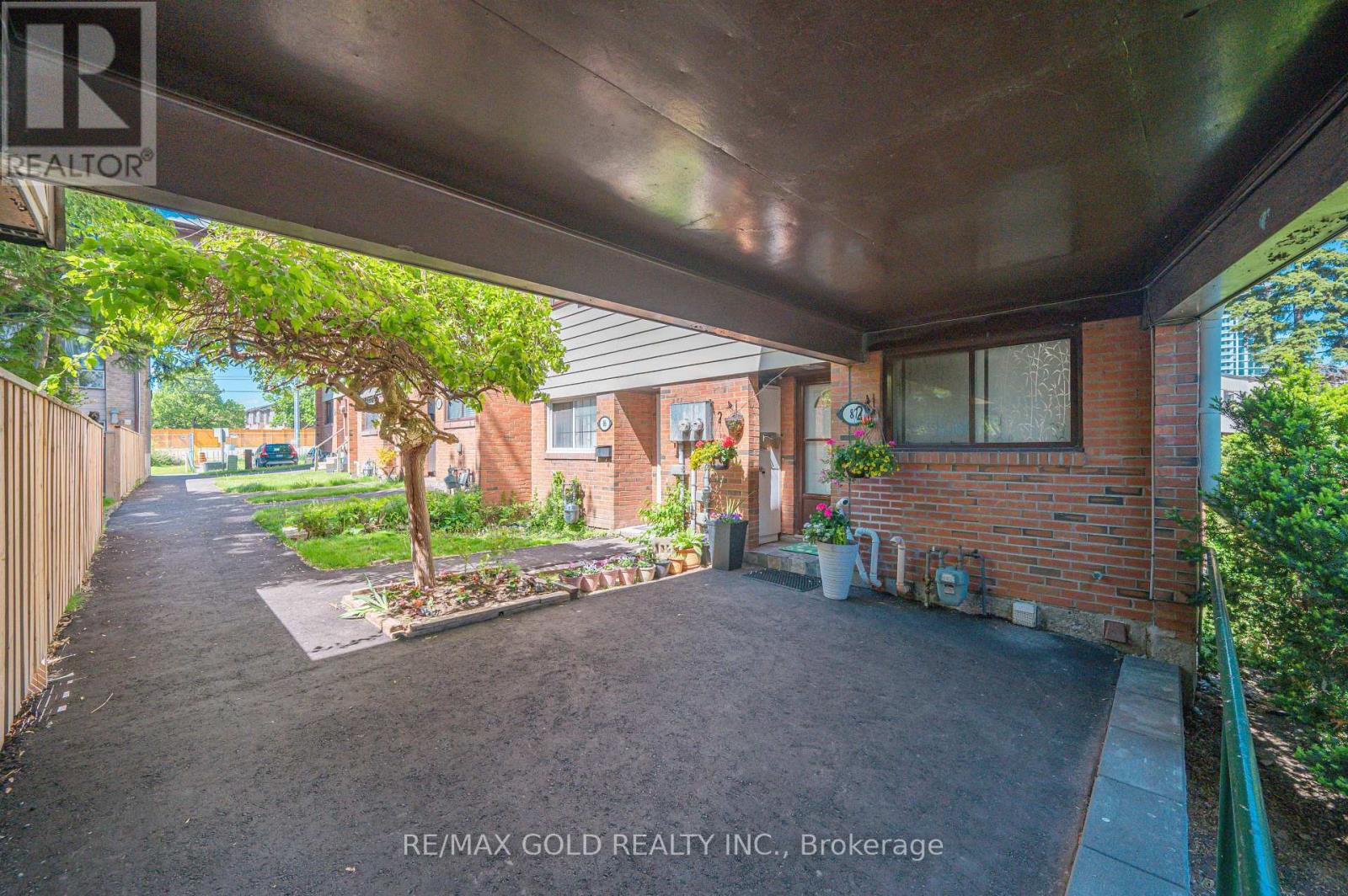 Row / Townhouse for Sale in 87 - 180 MISSISSAUGA VALLEY BOULEVARD|Mississauga (Mississauga Valleys), Ontario L5A3M2 4