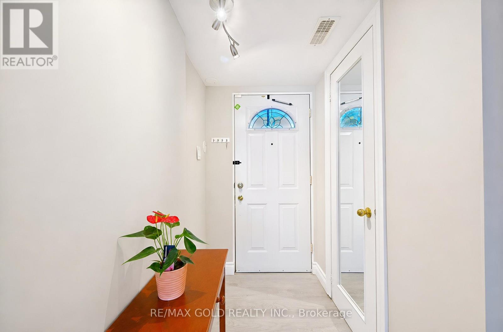 Row / Townhouse for Sale in 87 - 180 MISSISSAUGA VALLEY BOULEVARD|Mississauga (Mississauga Valleys), Ontario L5A3M2 5