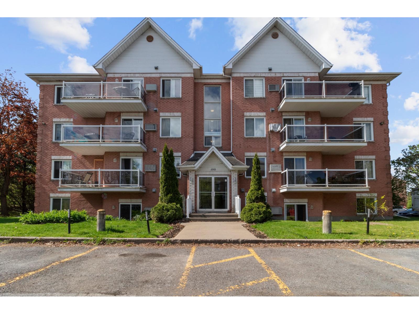 100 Av. de Balmoral, #103, La Prairie, Quebec J5R4L5