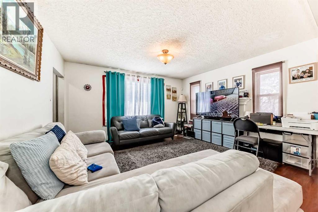 House for Sale in 2428 3 Avenue NW|Calgary, Alberta T2N0L7 3