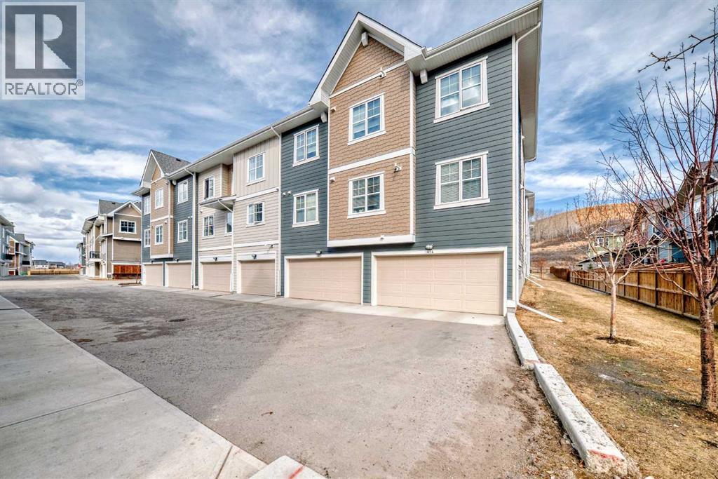 Row / Townhouse for Sale in 410 Cranbrook Walk SE|Calgary, Alberta T3M2V5 4