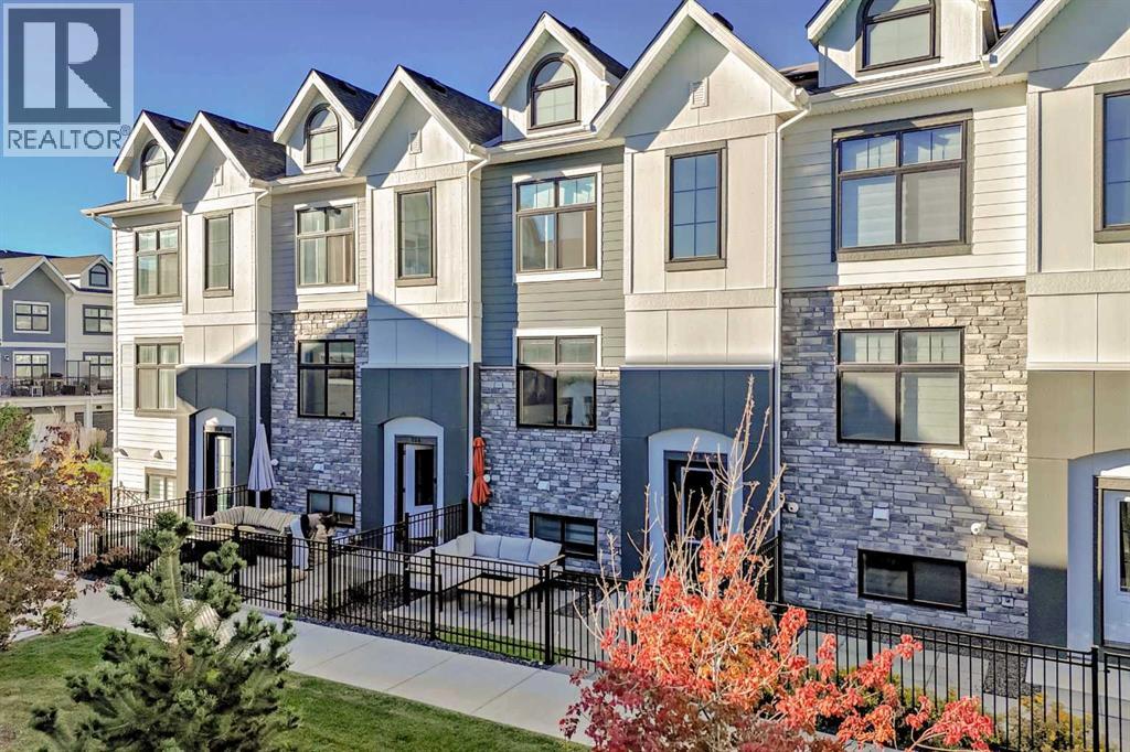 Row / Townhouse for Sale in 158 Les Jardins Park SE|Calgary, Alberta T2C5V3 2