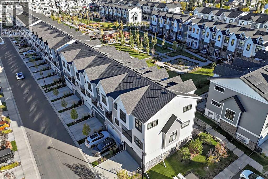 Row / Townhouse for Sale in 158 Les Jardins Park SE|Calgary, Alberta T2C5V3 3