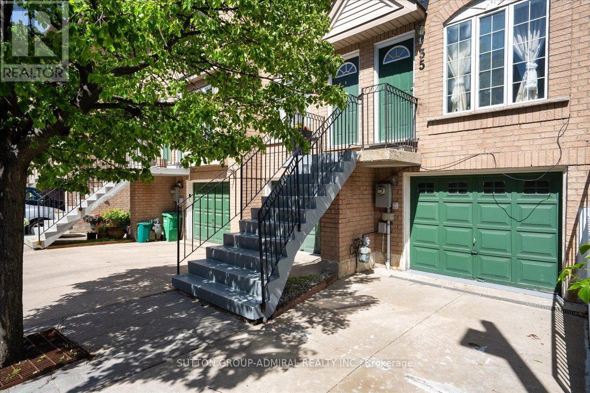 Row / Townhouse for Sale in 35 - 75 STRATHAVEN DRIVE|Mississauga (Hurontario), Ontario L5R3W1 2