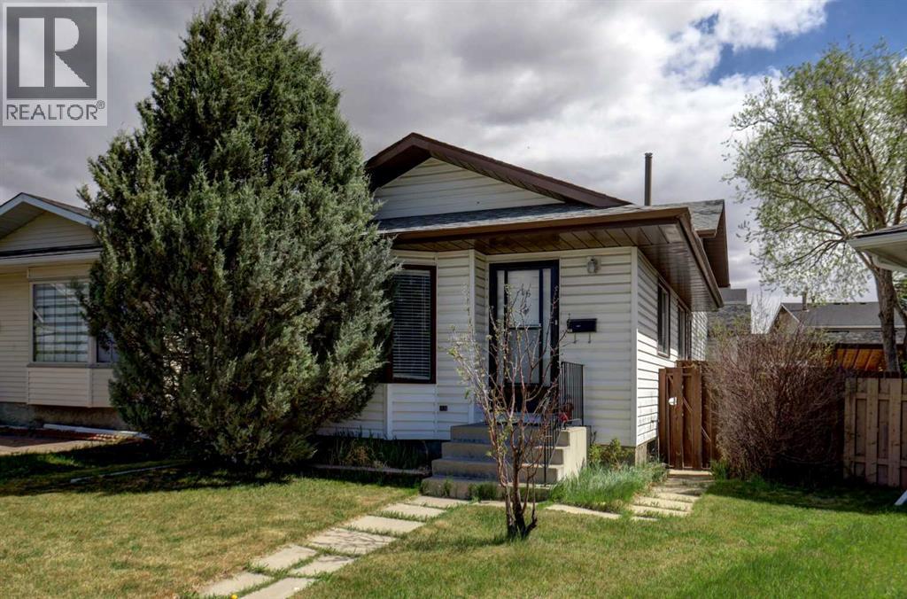 House for Sale in 16 Martingrove Mews NE|Calgary, Alberta T3J2S9 2