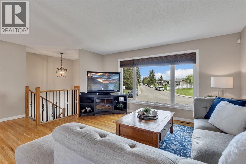 House for Sale in 335 Huntbourne Hill NE|Calgary, Alberta T2K3Y2 5