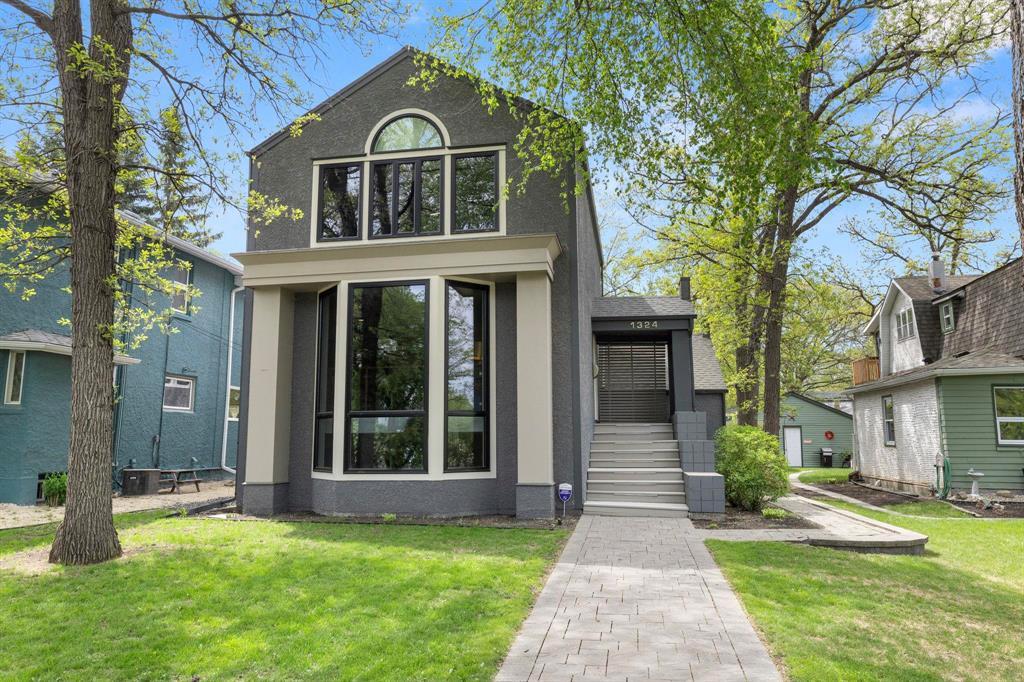 1324 Wellington Crescent