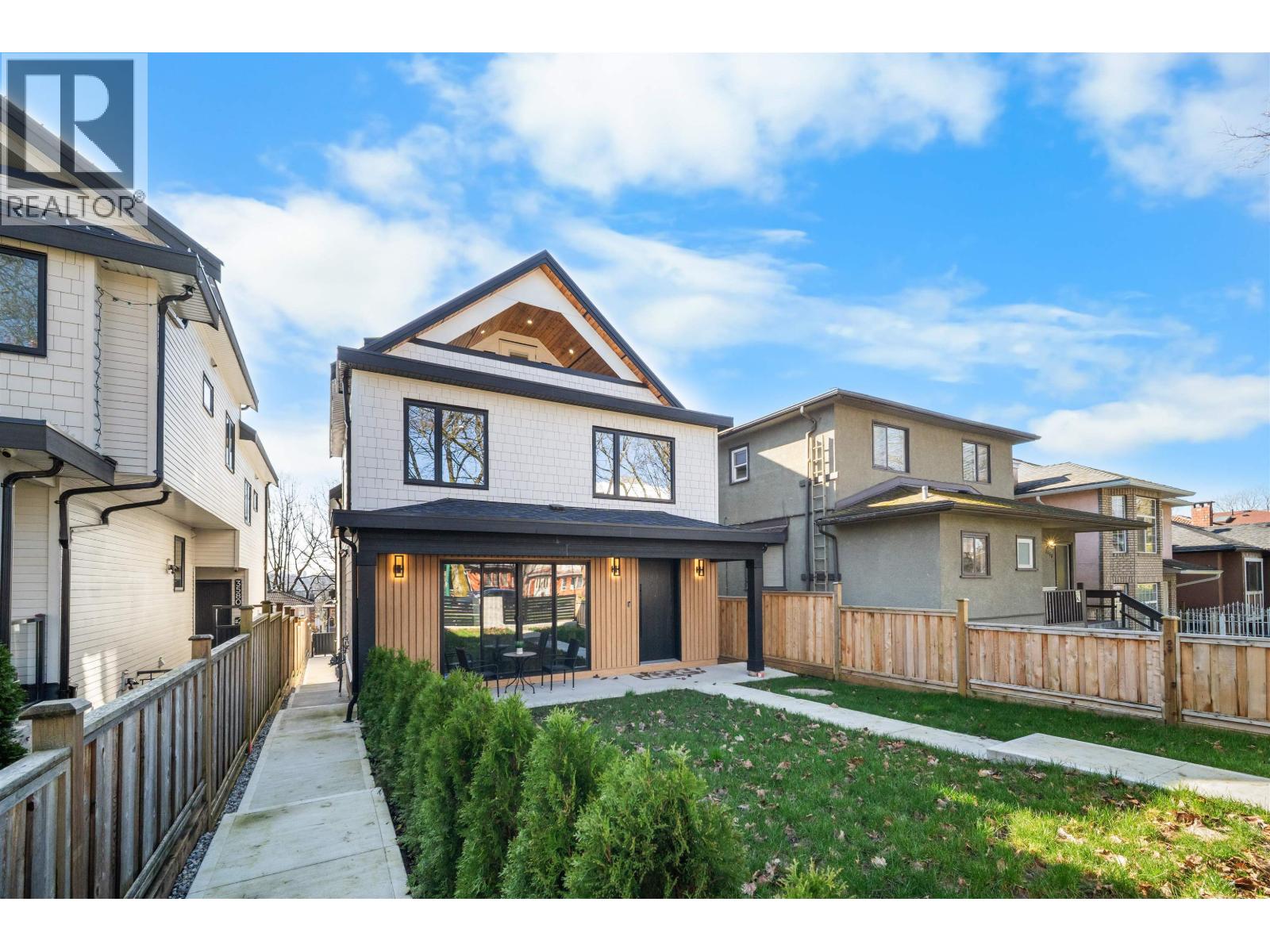 1 3576 E PENDER STREET|Vancouver, British Columbia V5K2E3