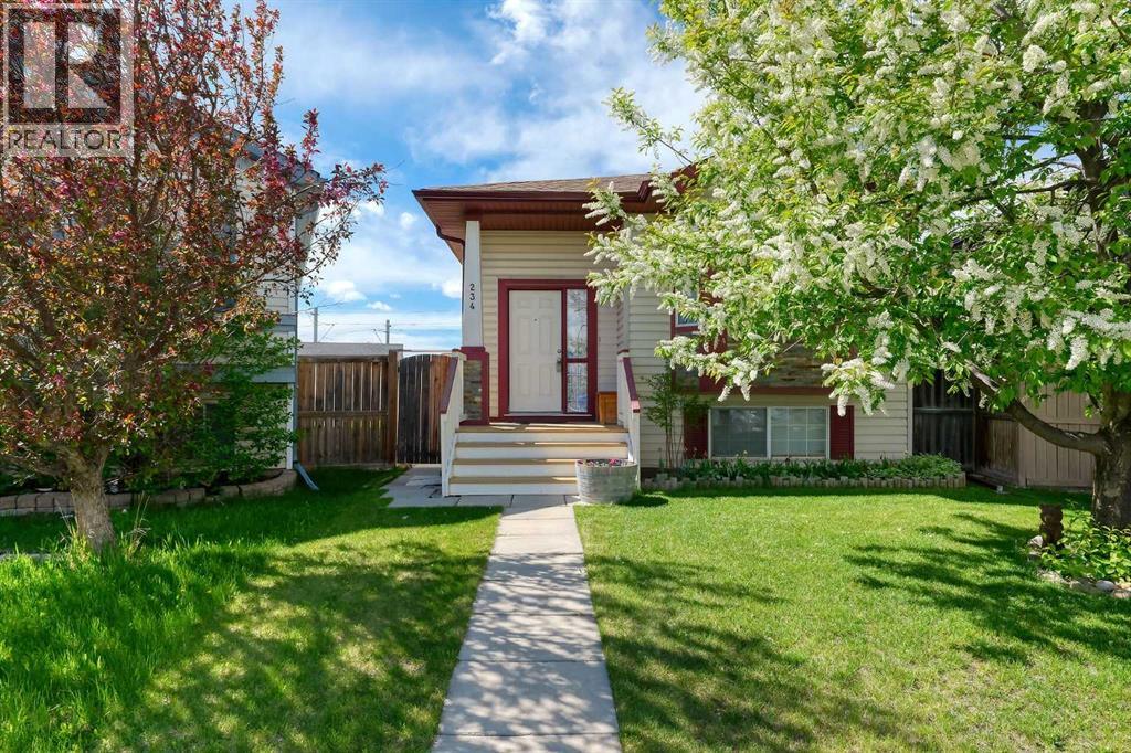 House for Sale in 234 Martinvalley Mews NE|Calgary, Alberta T3J4W3