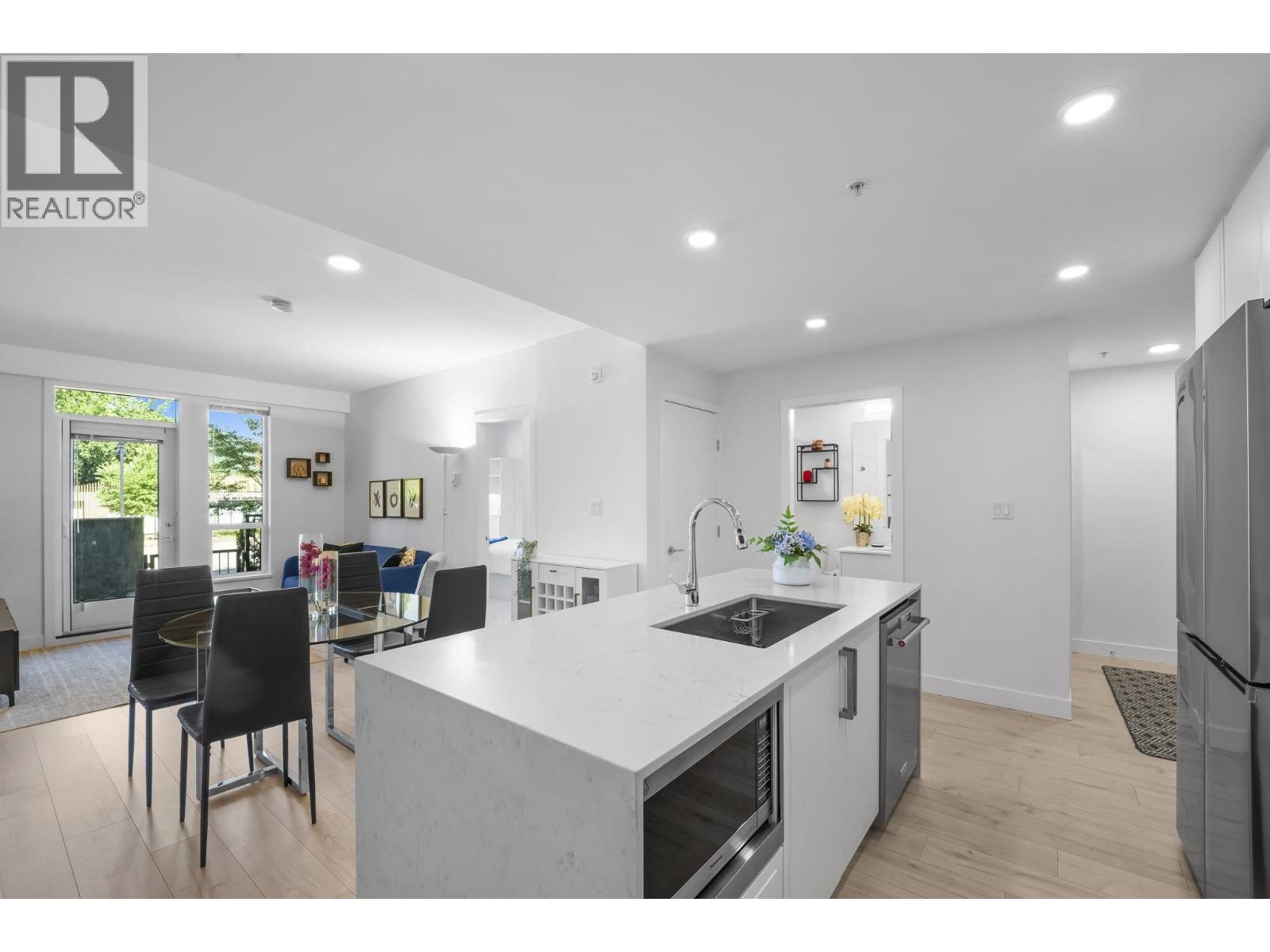 101 700 CLARKE ROAD|Coquitlam, British Columbia V3J3Y1