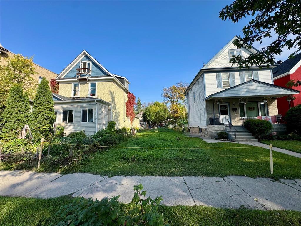 369 Home Street, Winnipeg, Manitoba R3G1X5