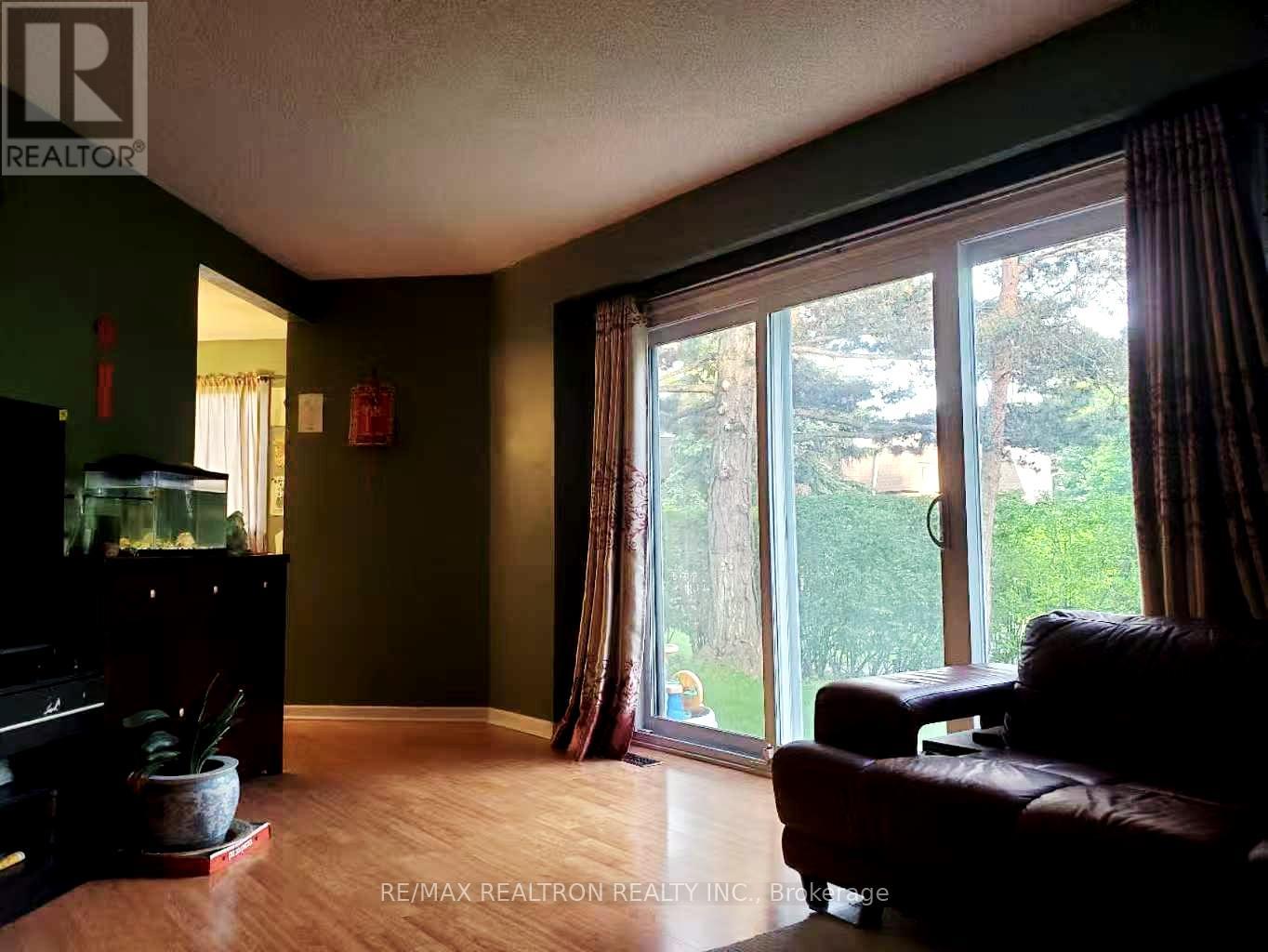 Row / Townhouse for Sale in 100 - 1180 MISSISSAUGA VALLEY BOULEVARD|Mississauga (Mississauga Valleys), Ontario L5A3M9 4