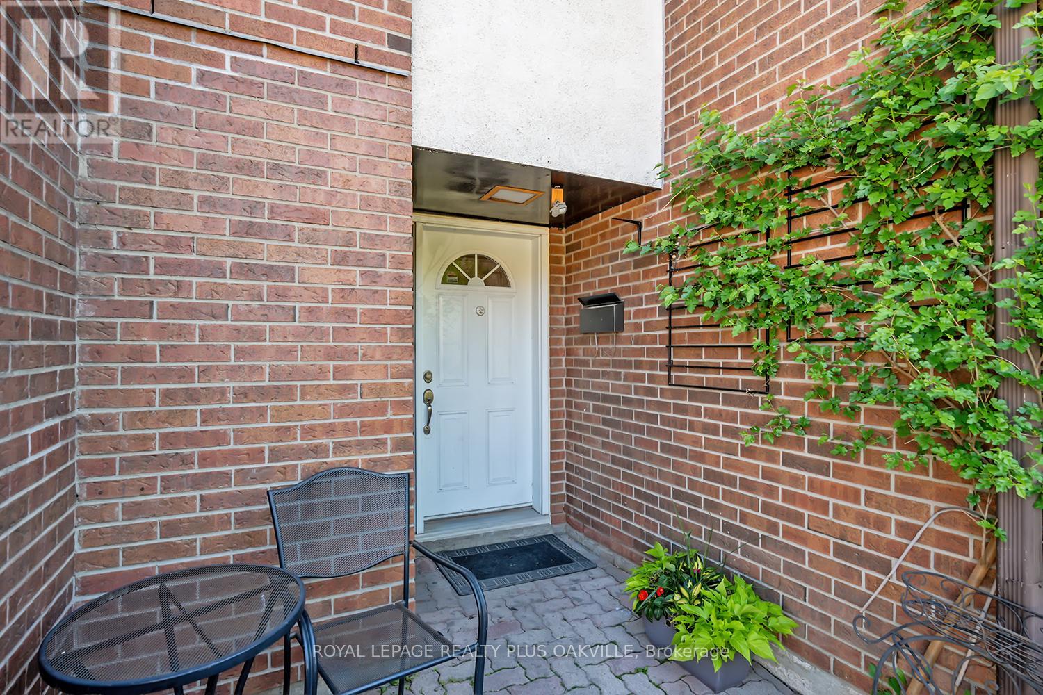 Row / Townhouse for Sale in 51 - 1051 CEDARGLEN GATE|Mississauga (Erindale), Ontario L5C3A7 2