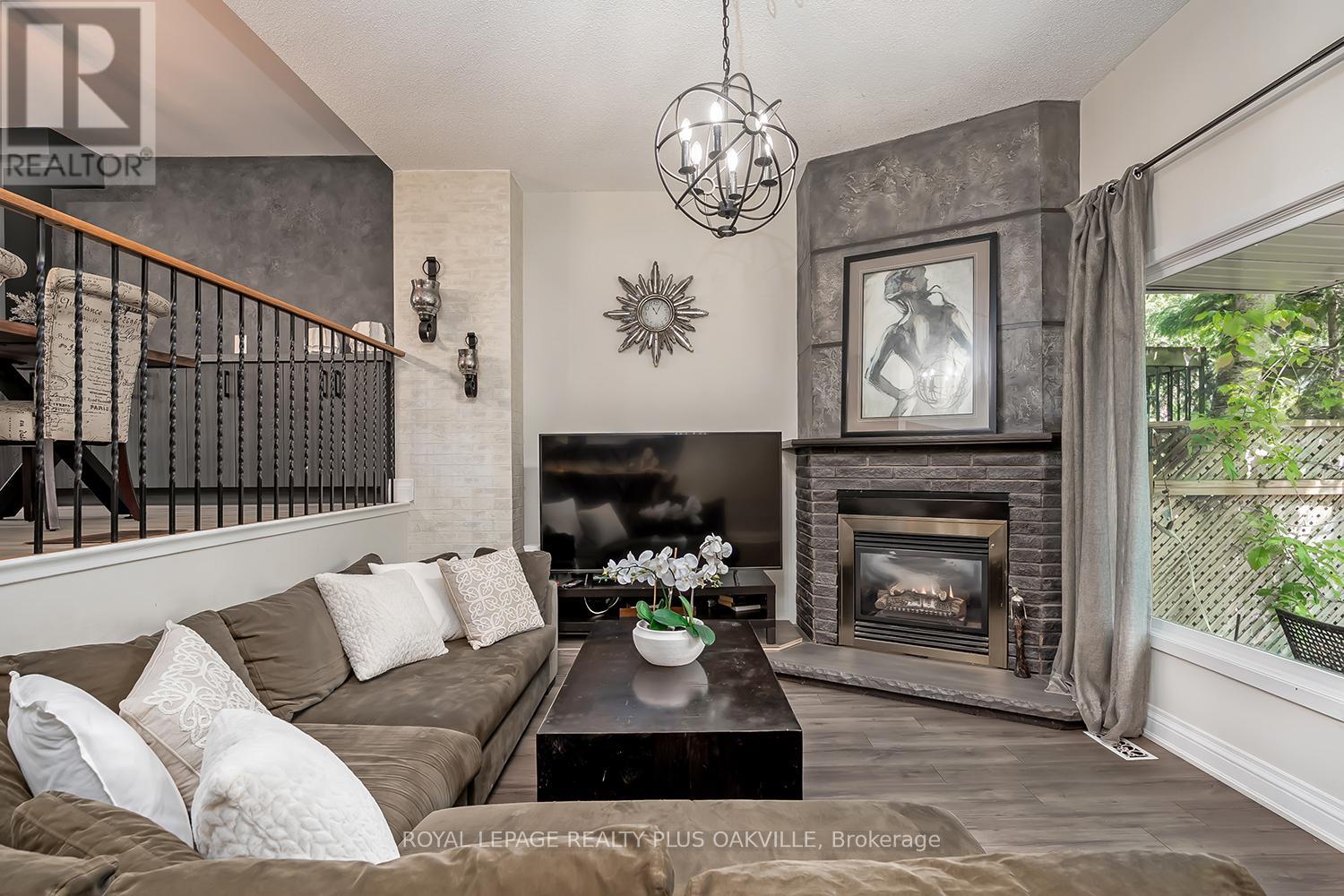 Row / Townhouse for Sale in 51 - 1051 CEDARGLEN GATE|Mississauga (Erindale), Ontario L5C3A7 5