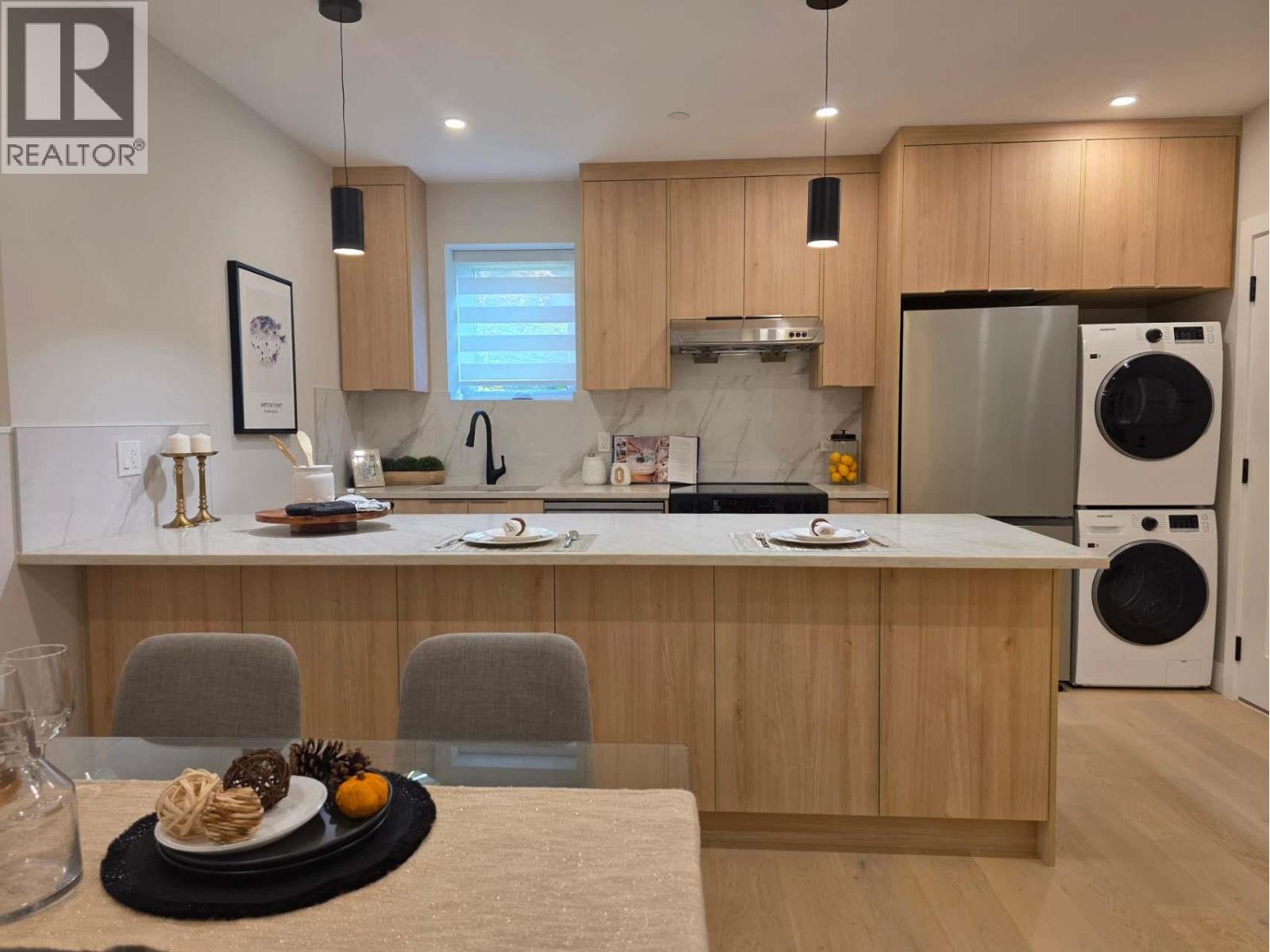 2168 ADANAC STREET|Vancouver, British Columbia V5L3E7