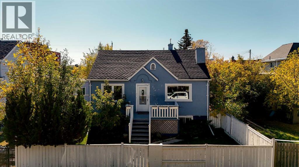 House for Sale in 129 18 Avenue NW|Calgary, Alberta T2M0S9 2