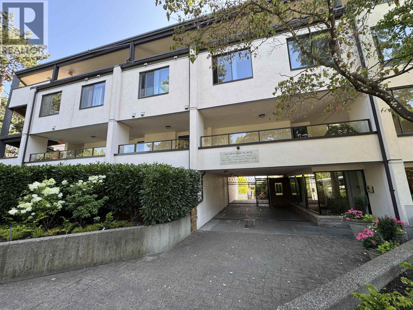 21 1201 LAMEY'S MILL ROAD|Vancouver, British Columbia V6H3S8