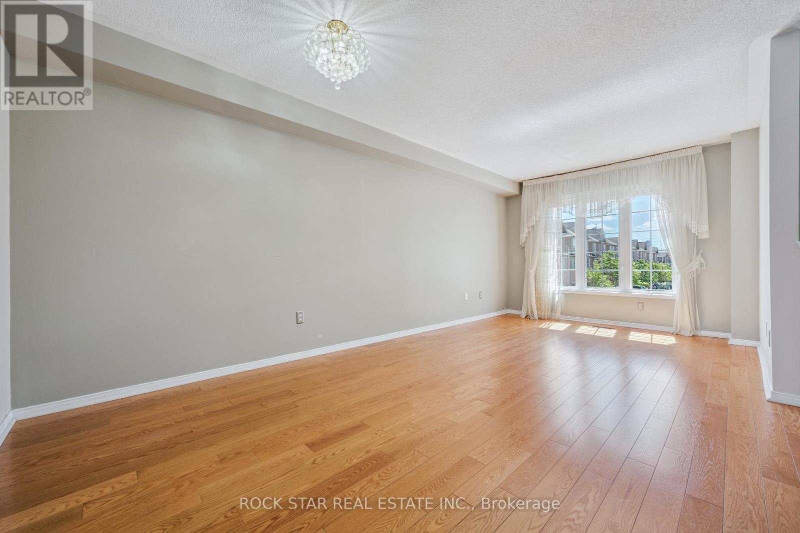 Row / Townhouse for Sale in 32 - 5055 HEATHERLEIGH AVENUE|Mississauga (East Credit), Ontario L5V2R6 3