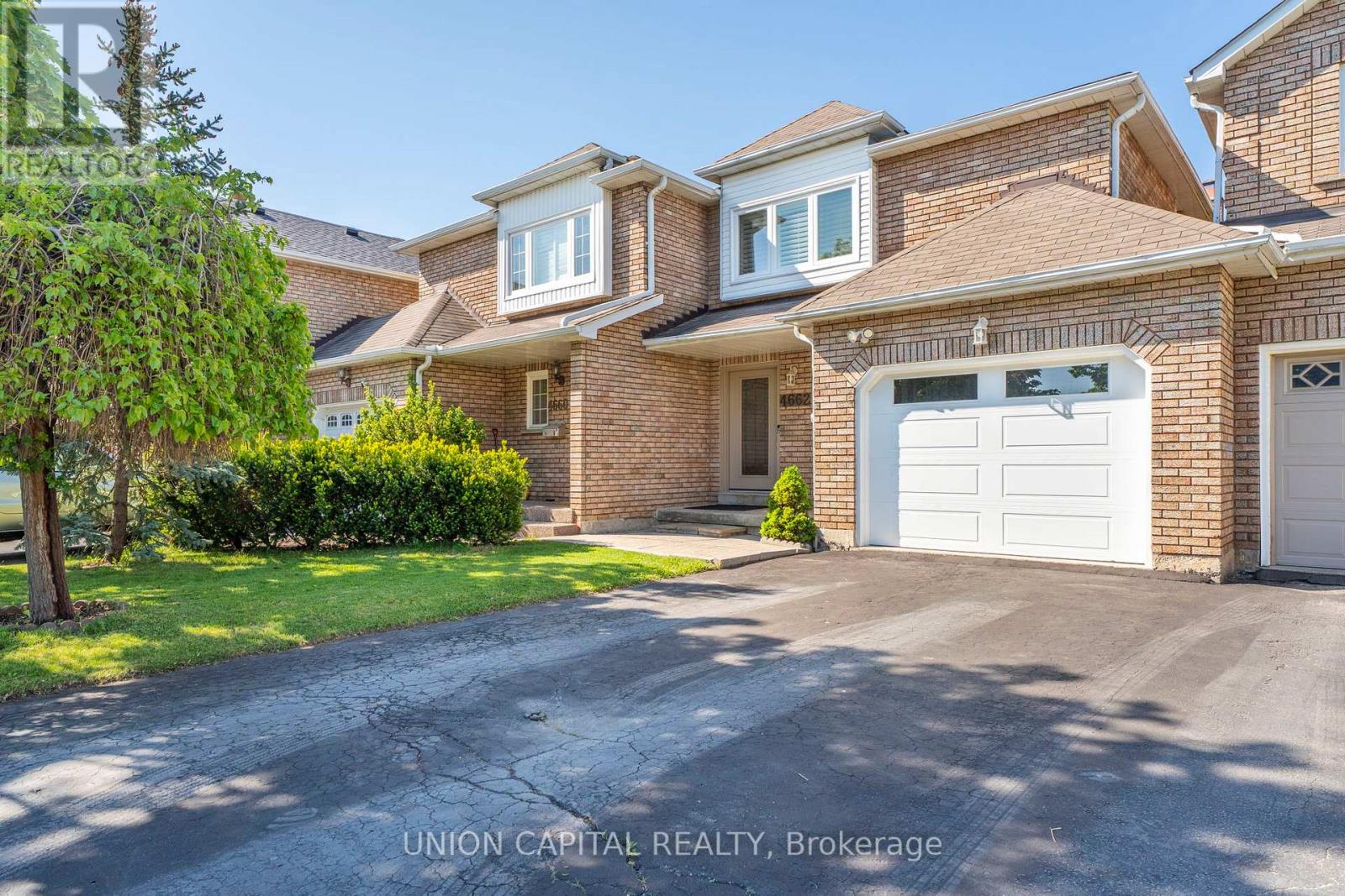 Row / Townhouse for Sale in 4662 WAYSIDE COURT|Mississauga (East Credit), Ontario L5V1G1 2