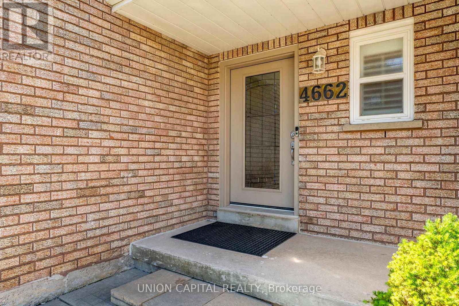 Row / Townhouse for Sale in 4662 WAYSIDE COURT|Mississauga (East Credit), Ontario L5V1G1 4
