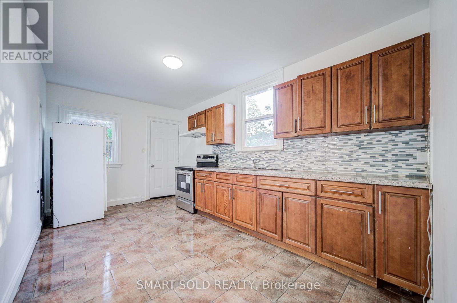 77 FENNELL AVENUE, Hamilton (Southam), Ontario L9C1E8