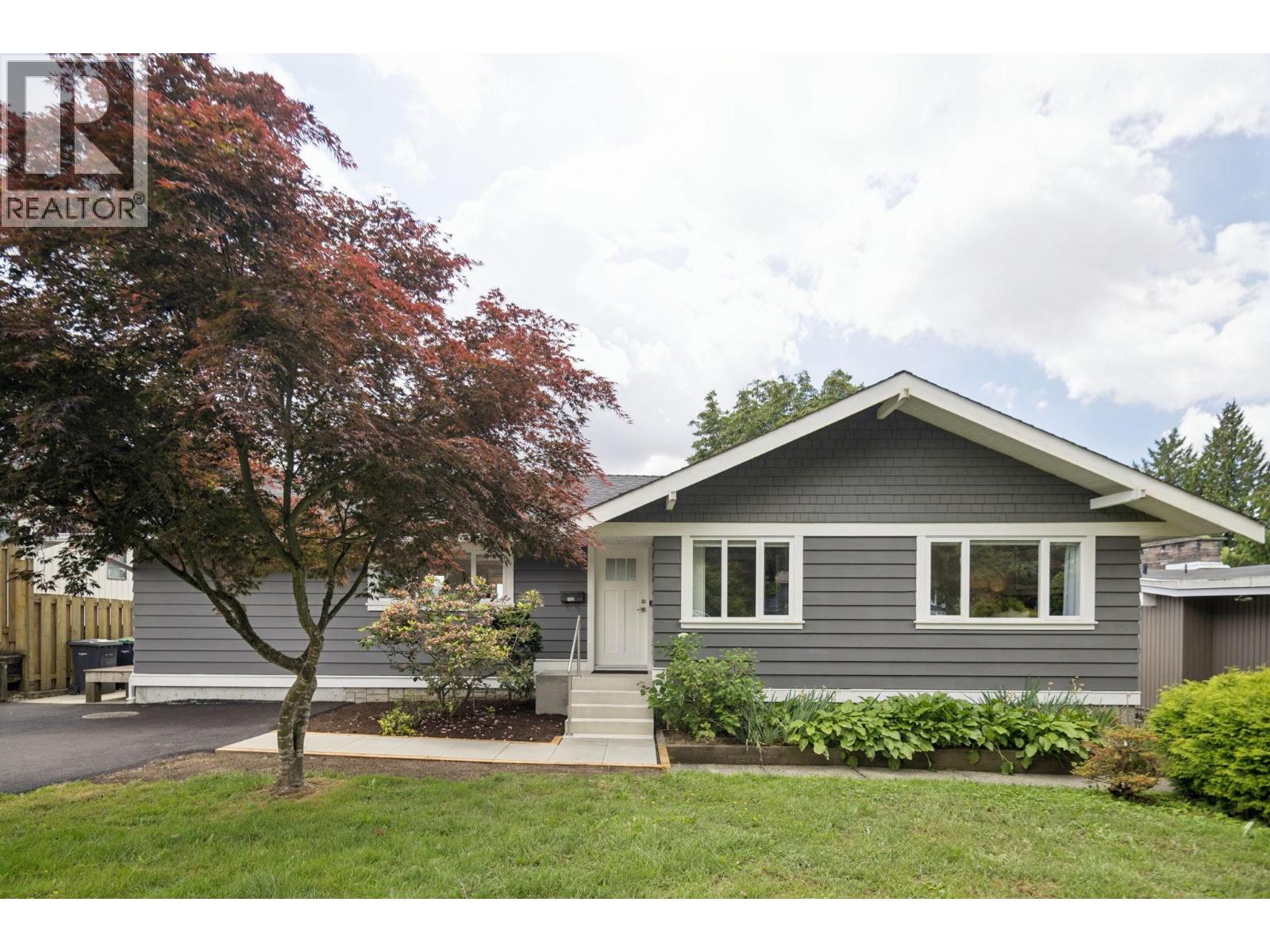 752 SHAW AVENUE|Coquitlam, British Columbia V3K2R8