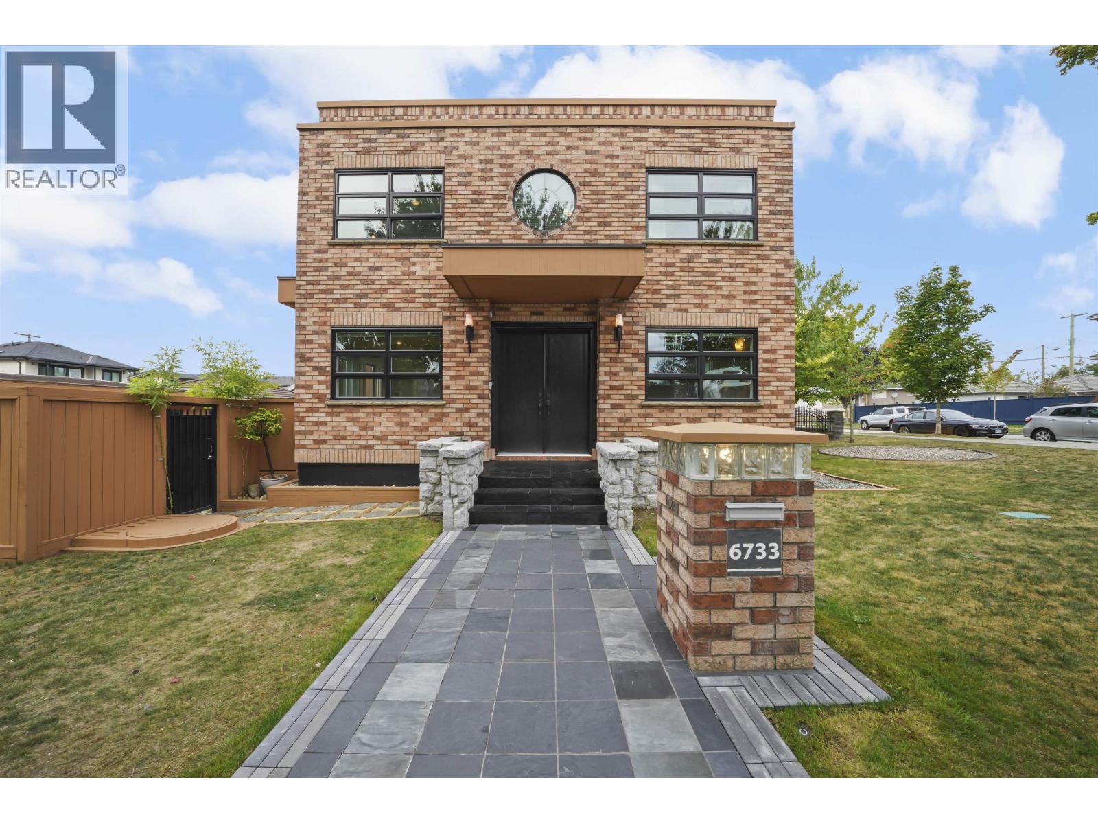6733 VIVIAN STREET|Vancouver, British Columbia V5S2T7