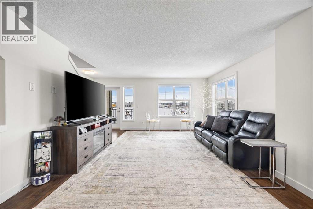 Row / Townhouse for Sale in 111 Evanscrest Gardens NW|Calgary, Alberta T3P0S1 2