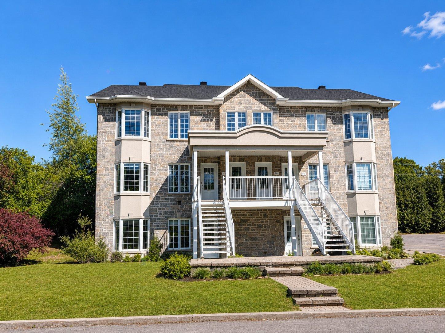 442 Rue Côté, Otterburn Park, Quebec J3H5W3