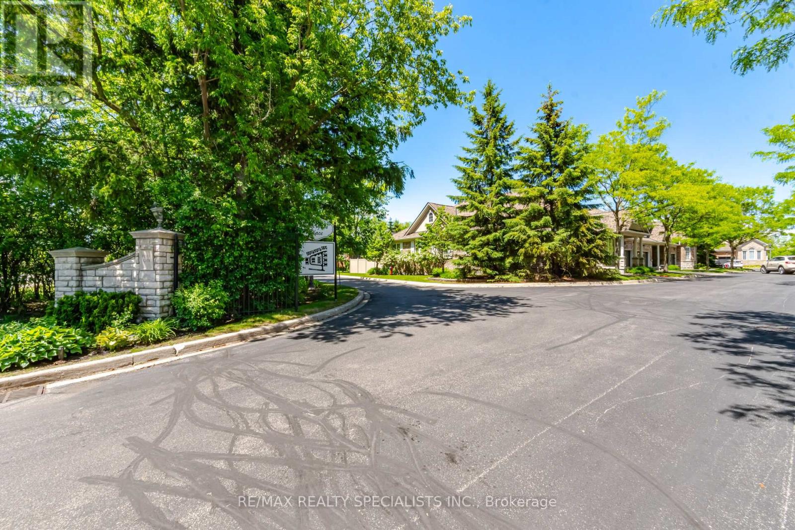 Row / Townhouse for Sale in 6439 RIVERGATE PLACE|Mississauga (Streetsville), Ontario L5N8P8 2