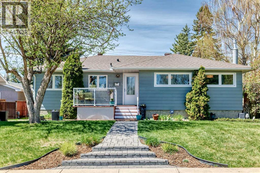 House for Sale in 29 Chisholm Crescent NW|Calgary, Alberta T2L0Y9 2