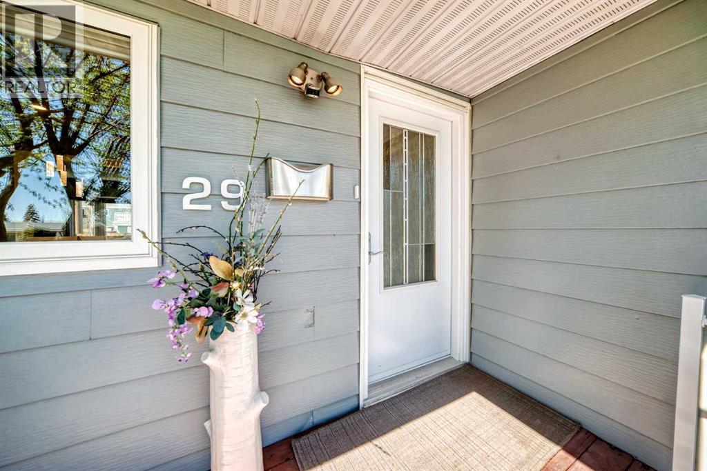 House for Sale in 29 Chisholm Crescent NW|Calgary, Alberta T2L0Y9 4