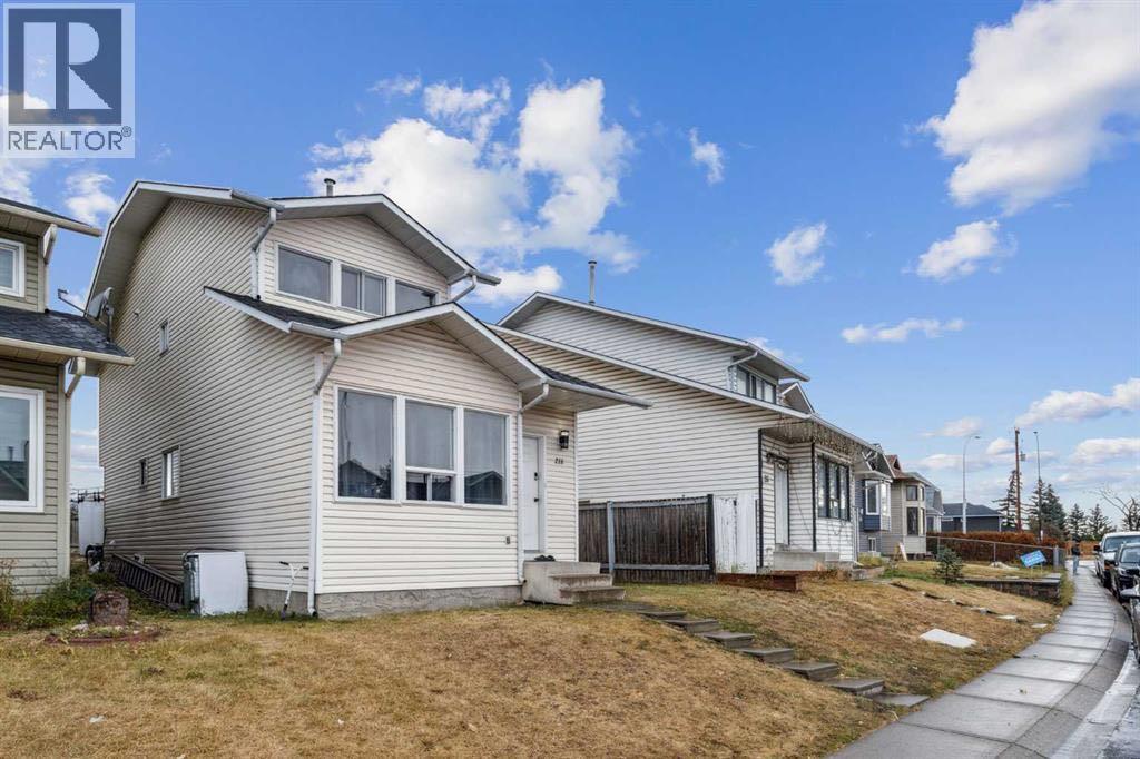 House for Sale in 218 Falmere Way NE|Calgary, Alberta T3J2X9 2