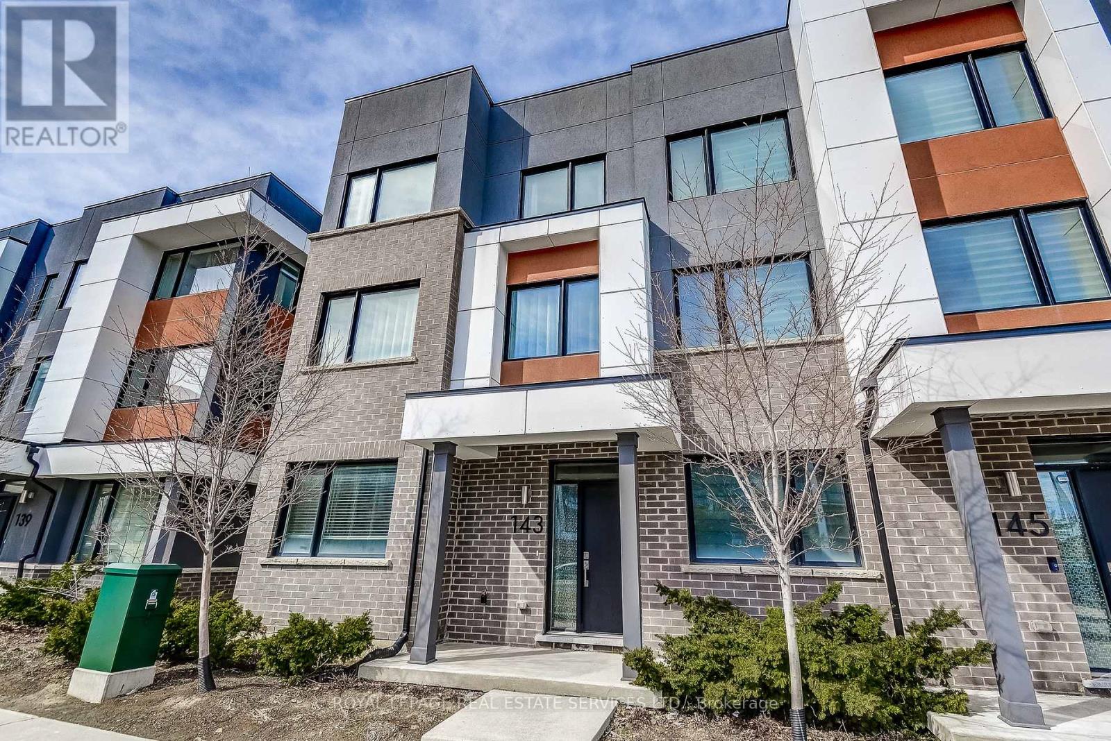 Row / Townhouse for Sale in 143 GROVEWOOD COMMON|Oakville (GO Glenorchy), Ontario L6H0X5