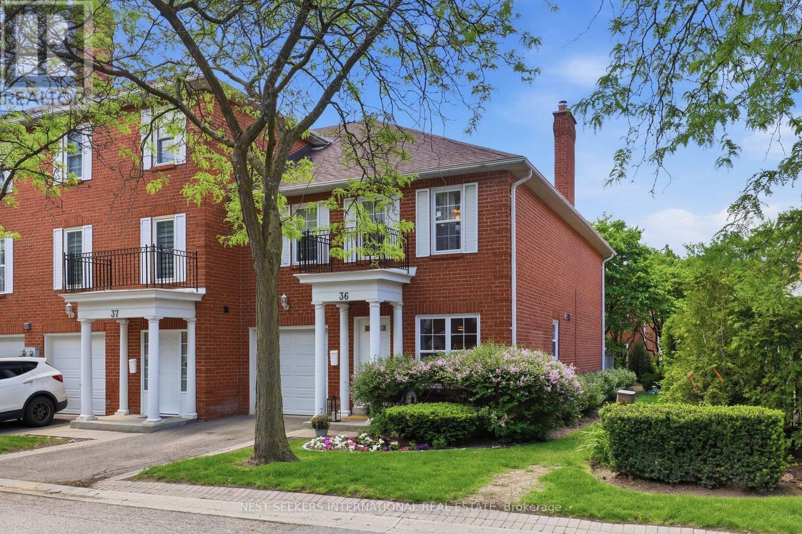 Row / Townhouse for Sale in 36 STORNWOOD COURT|Brampton (Fletcher's Creek South), Ontario L6W4H5 2