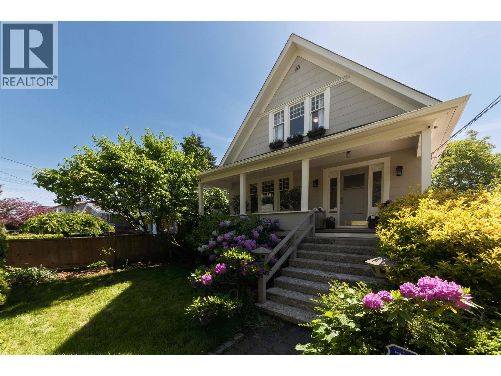 7952 15TH AVENUE|Burnaby, British Columbia V3N1X1