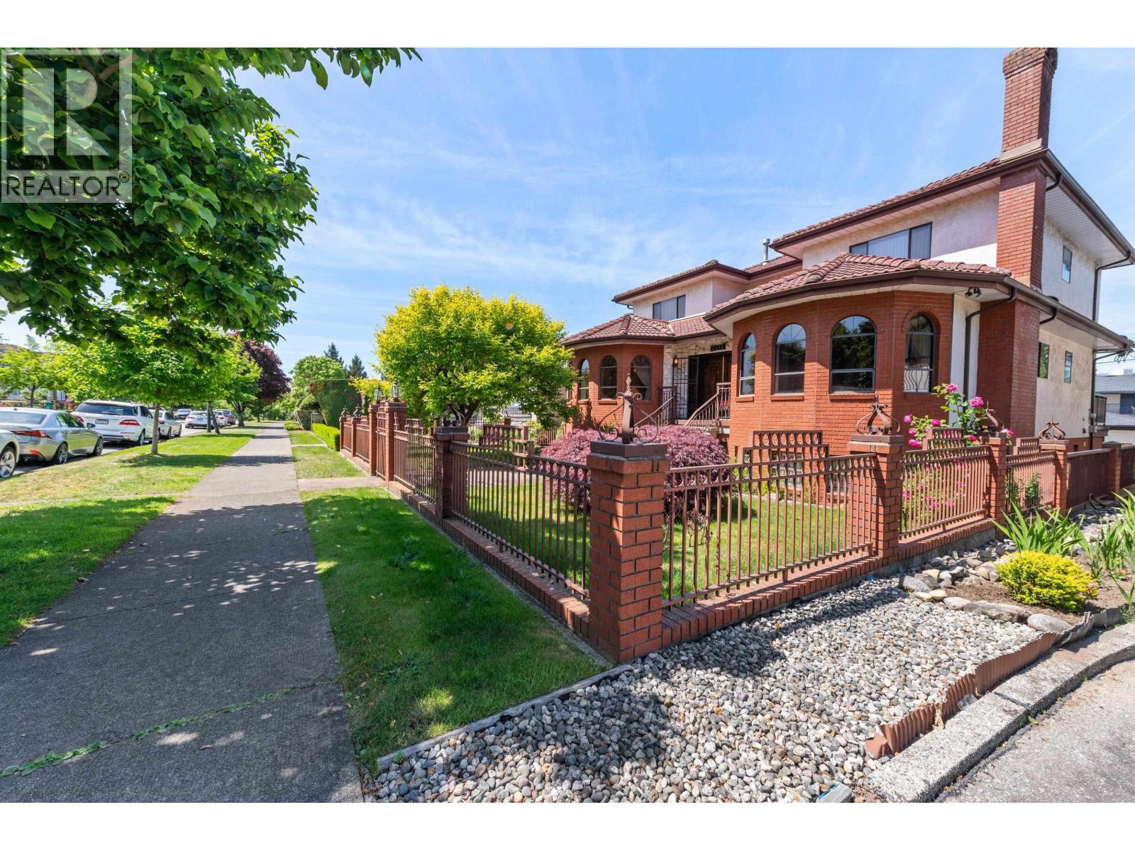 2411 E 39TH AVENUE|Vancouver, British Columbia V5R2V4