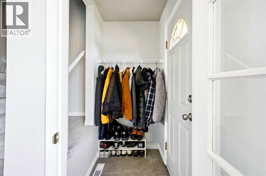 Row / Townhouse for Sale in 583 Killarney Glen Court SW|Calgary, Alberta T3E7H4 3