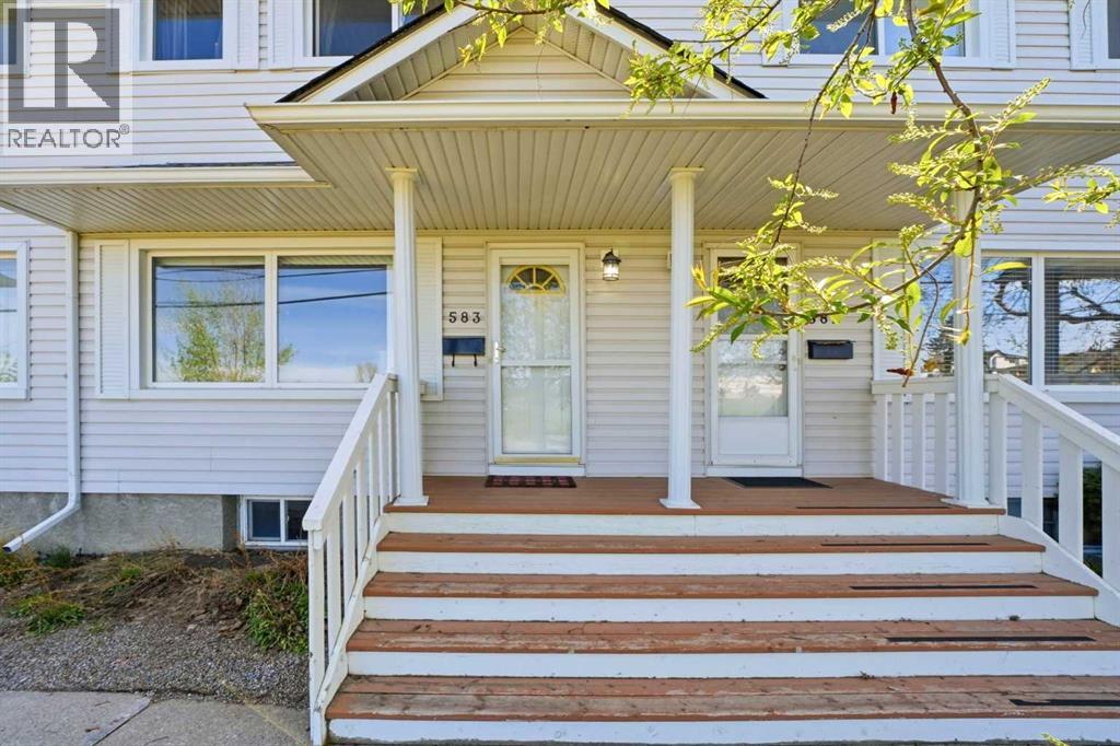 Row / Townhouse for Sale in 583 Killarney Glen Court SW|Calgary, Alberta T3E7H4 2