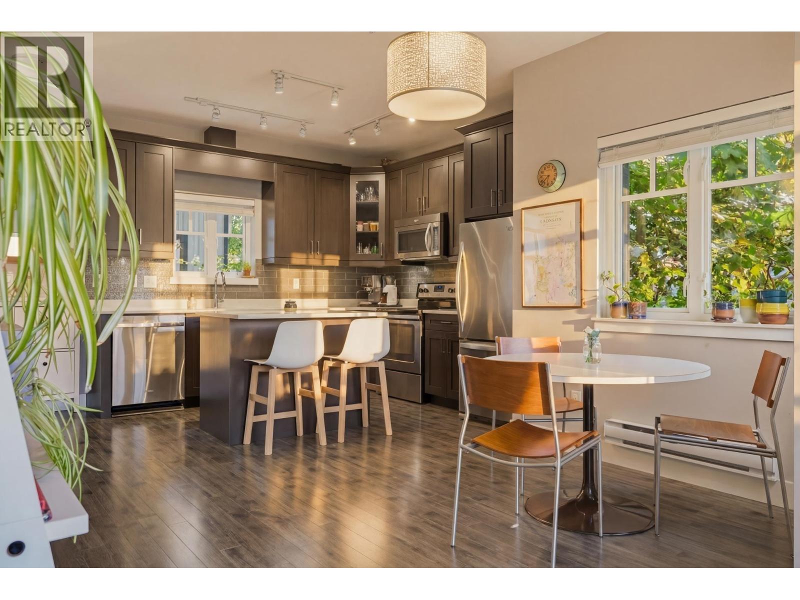 215 2273 TRIUMPH STREET|Vancouver, British Columbia V5L1L2