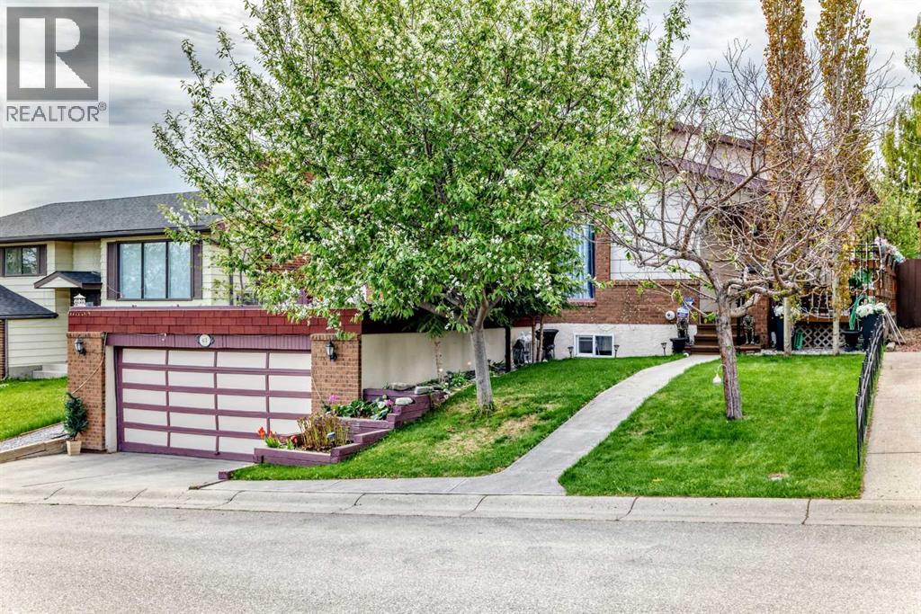 House for Sale in 43 Beaconsfield Way NW|Calgary, Alberta T3K1W9 2