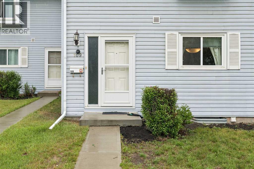 Row / Townhouse for Sale in 109, 4810 40 Avenue SW|Calgary, Alberta T3E1E5 3