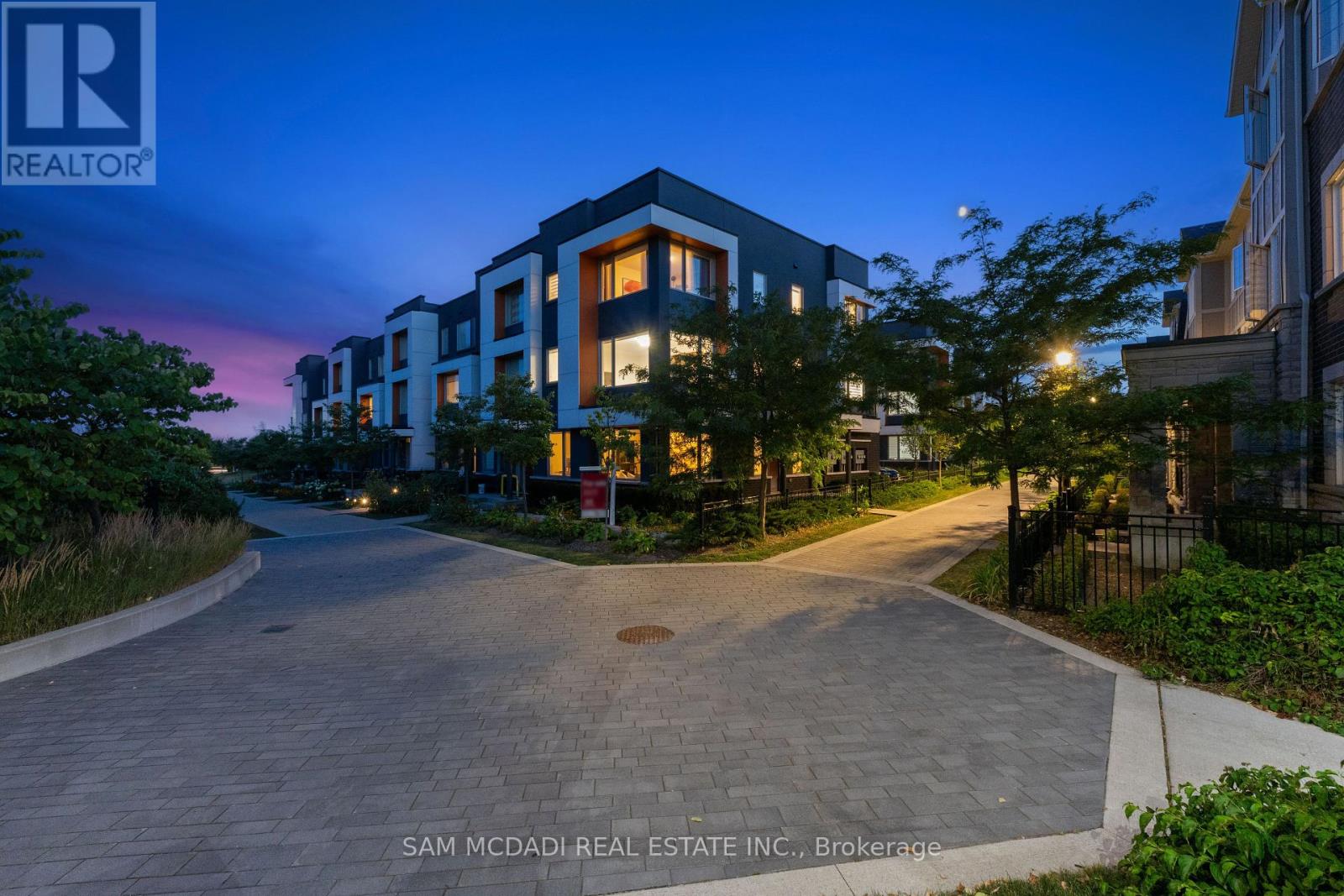 Row / Townhouse for Sale in 34 - 3006 CREEKSHORE COMMON|Oakville (GO Glenorchy), Ontario L6M0Y6