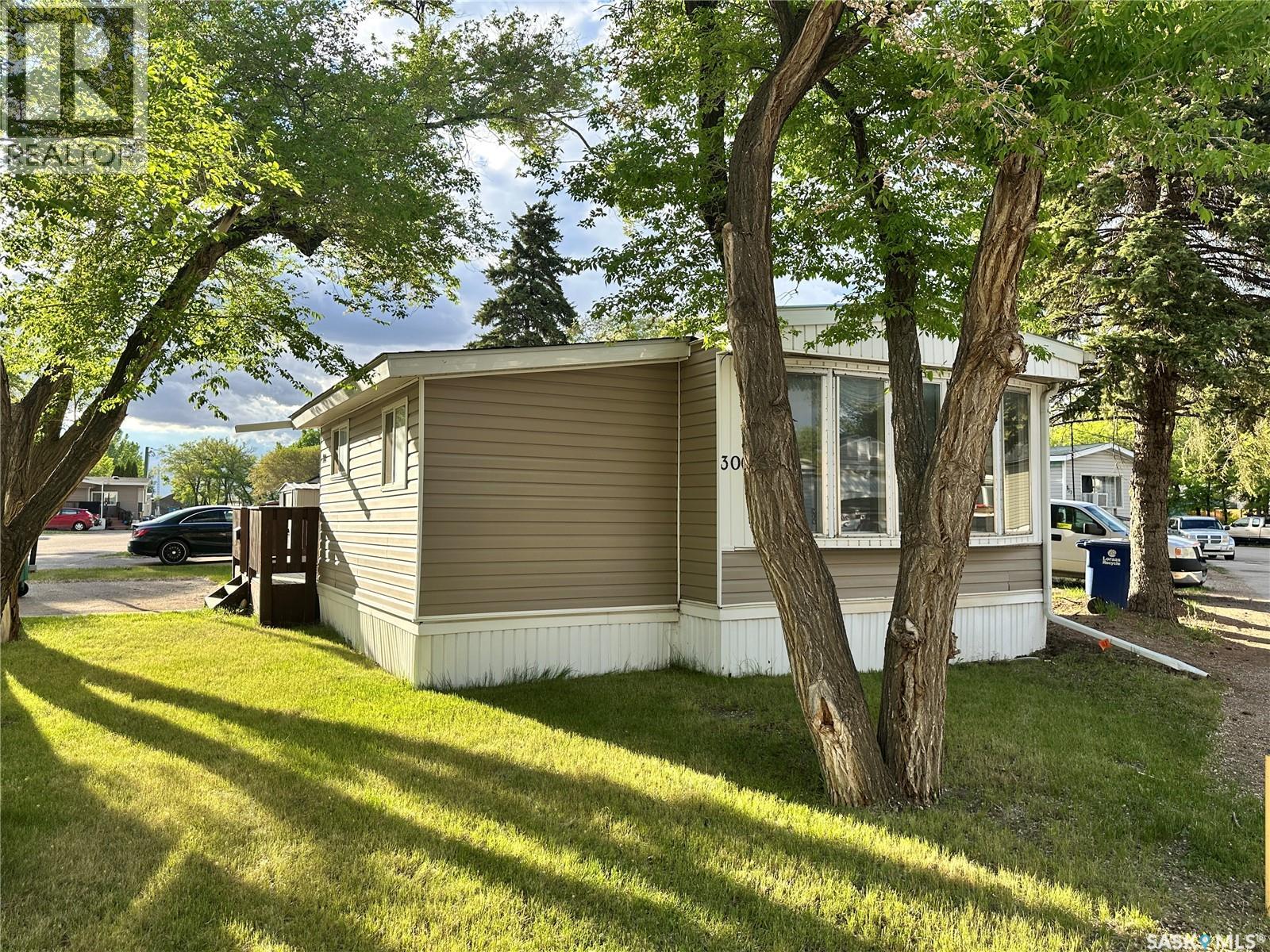 300 1524 Rayner AVENUE, Saskatoon, Saskatchewan S7N1Y1