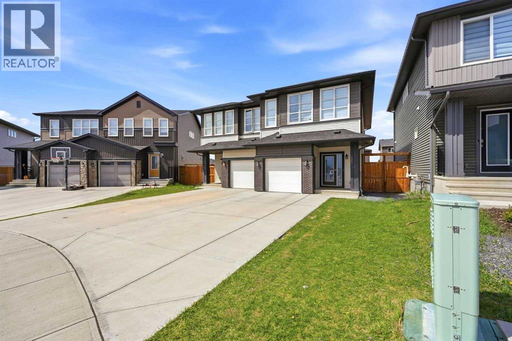 Duplex for Sale in 121 Carringvue Park NW|Calgary, Alberta T3P1L1 4